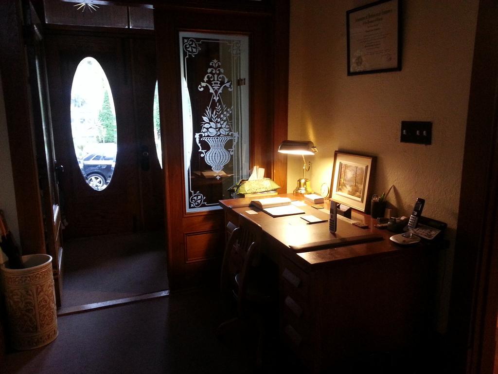 Le Petit Chateau Montebello B&B Екстер'єр фото