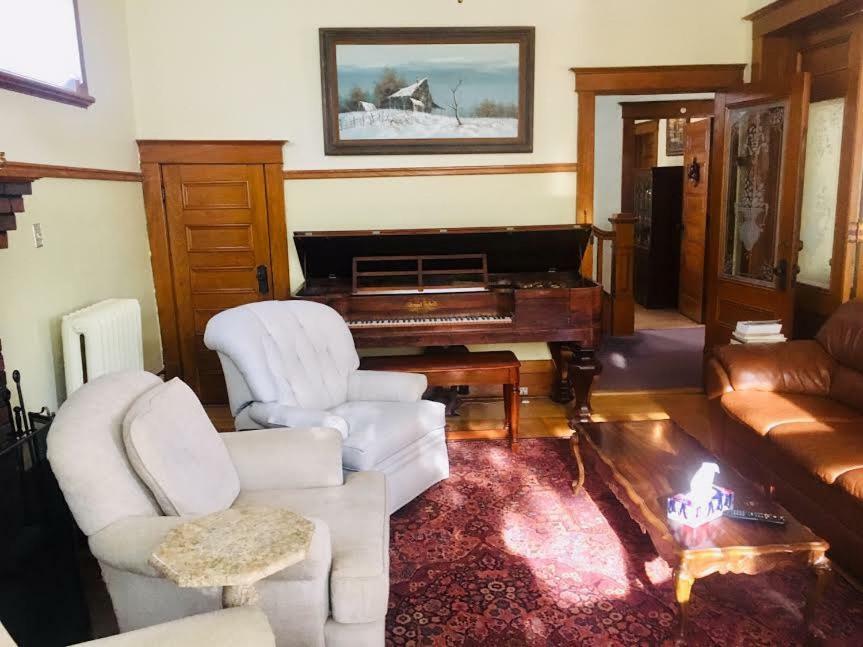 Le Petit Chateau Montebello B&B Екстер'єр фото