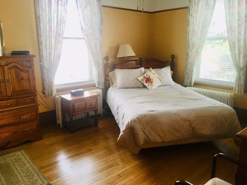 Le Petit Chateau Montebello B&B Екстер'єр фото